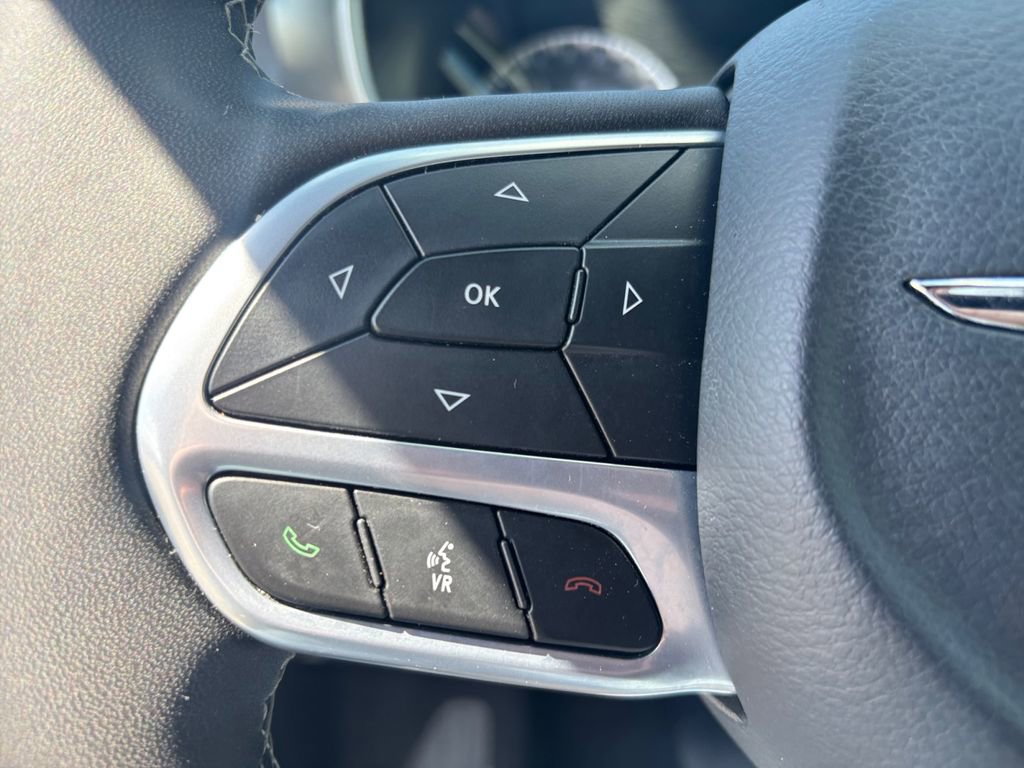 Used 2025 Chrysler Pacifica Select FWD image 15