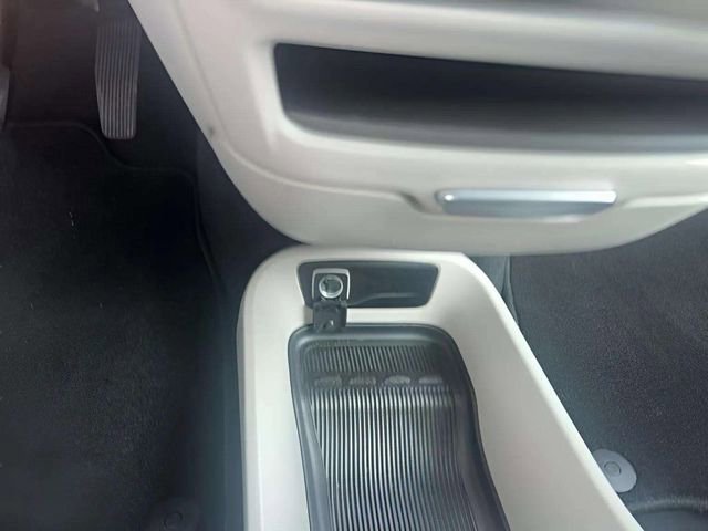 Used 2023 Chrysler Pacifica Touring-L image 14