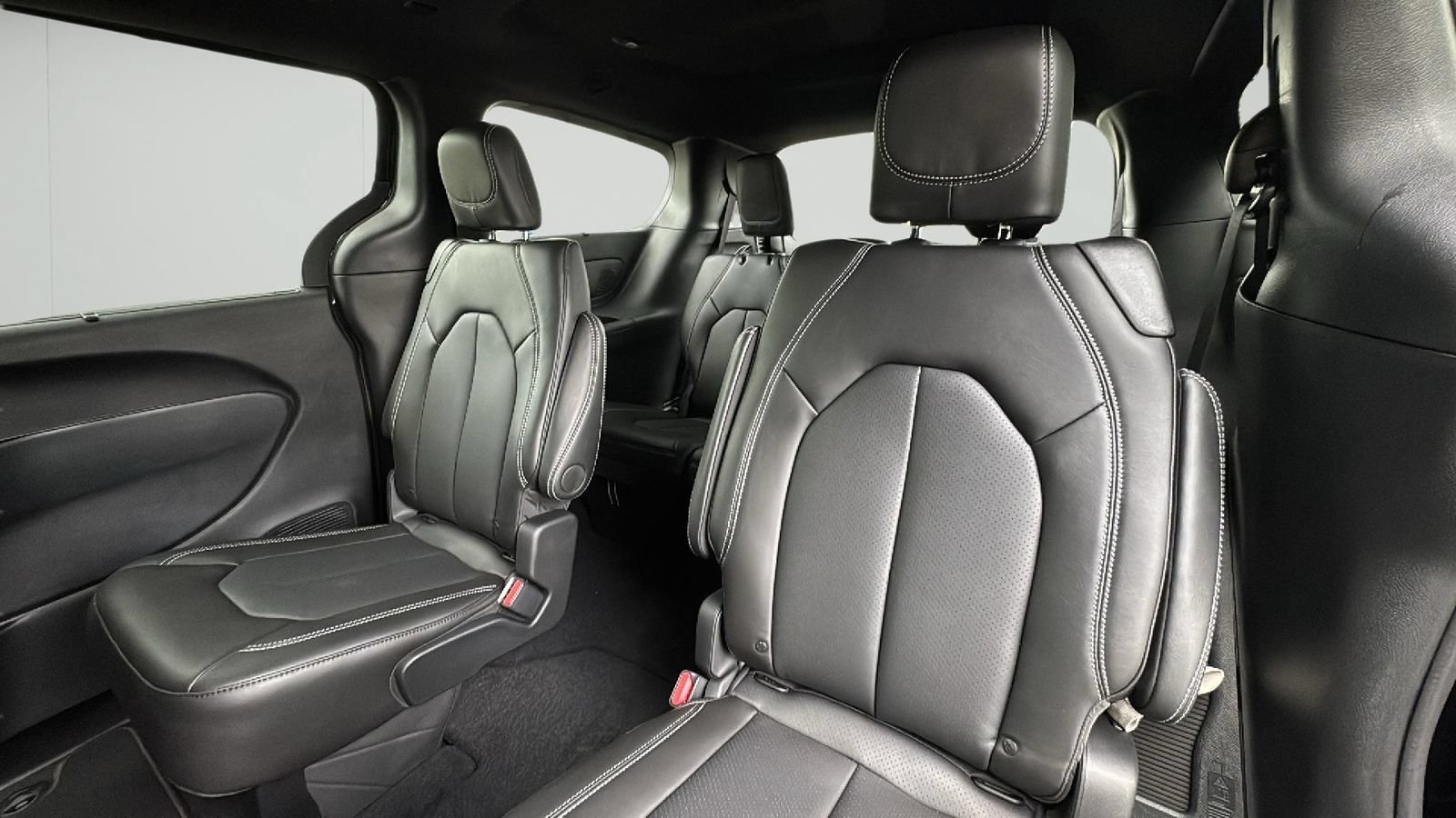 New 2025 Chrysler Pacifica Select w/ Uconnect Theater Family Group AWD/4WD image 30