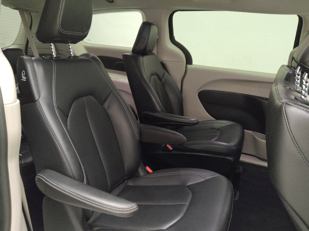 Used 2023 Chrysler Pacifica Touring-L FWD image 19