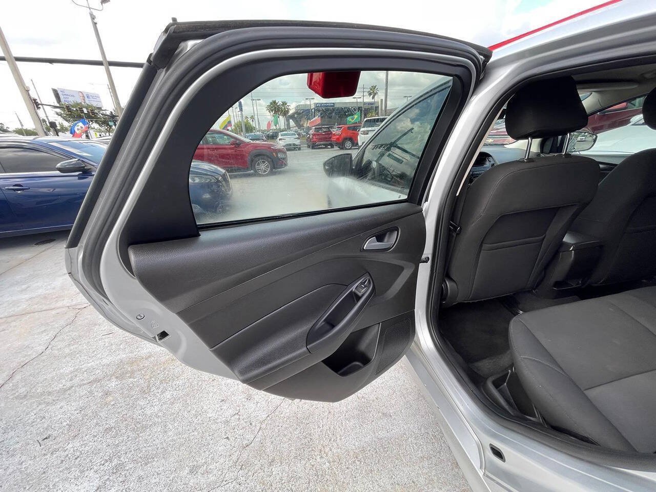 Used 2016 Ford Focus SE w/ SE Sport Package FWD image 8