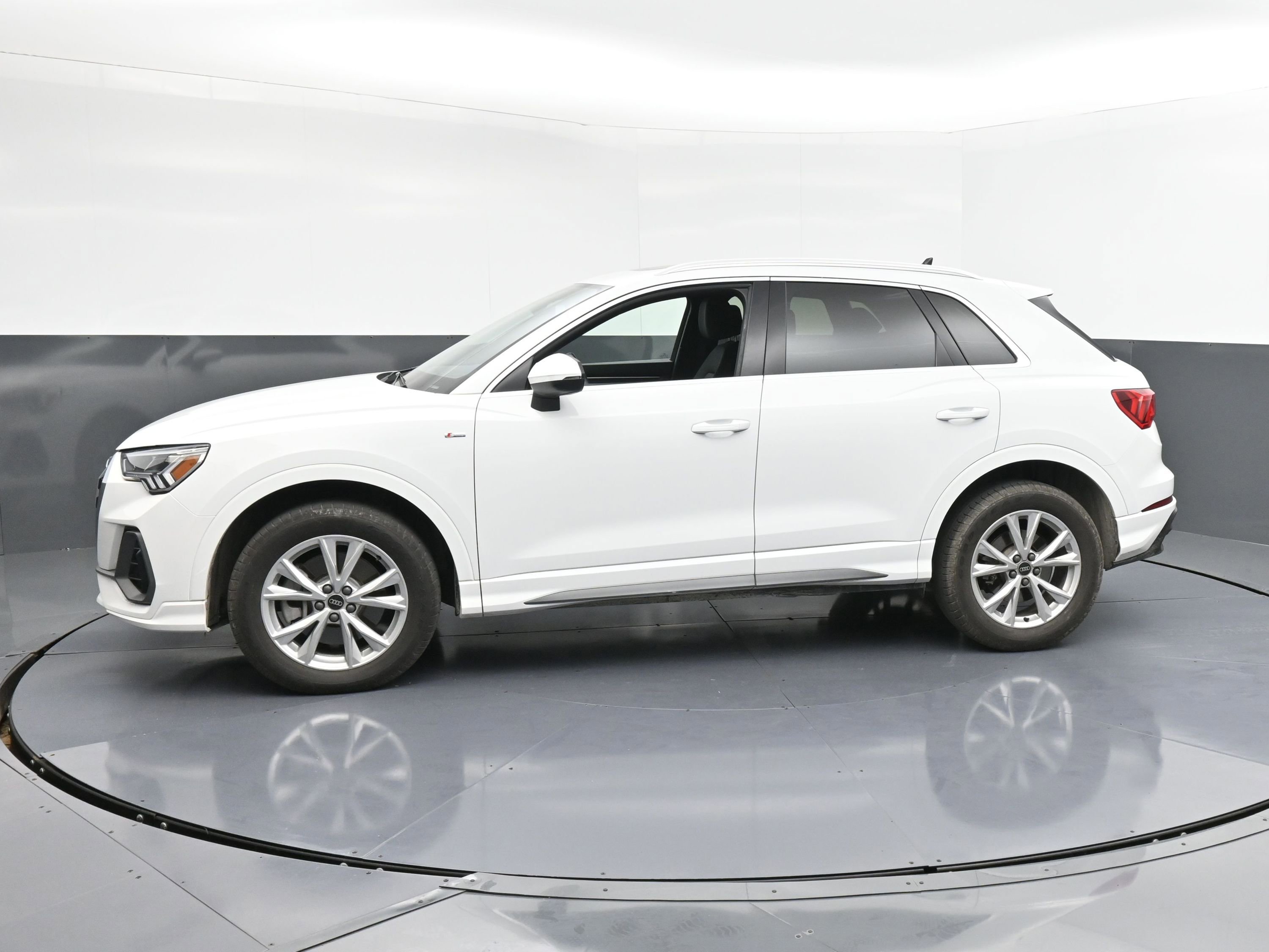 Used 2023 Audi Q3 2.0T Premium w/ Convenience Package image 5