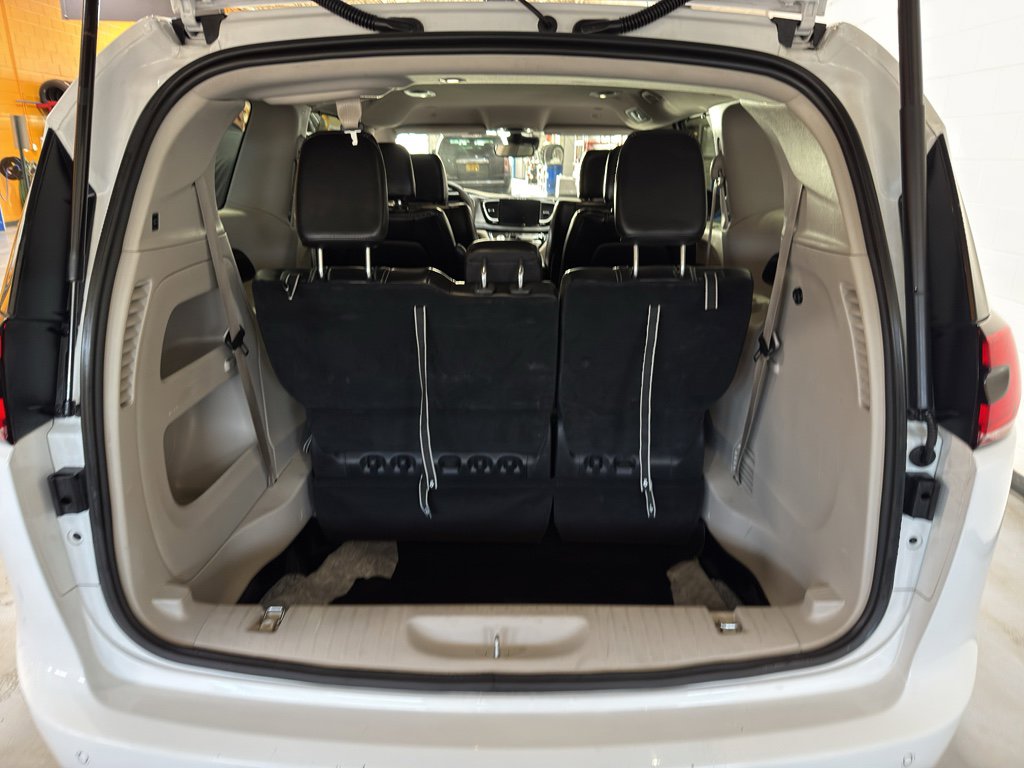 Used 2024 Chrysler Pacifica Touring-L image 21