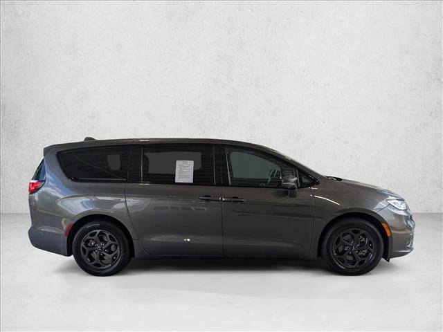 Used 2022 Chrysler Pacifica Limited w/ Uconnect Theater Family Group FWD image 4