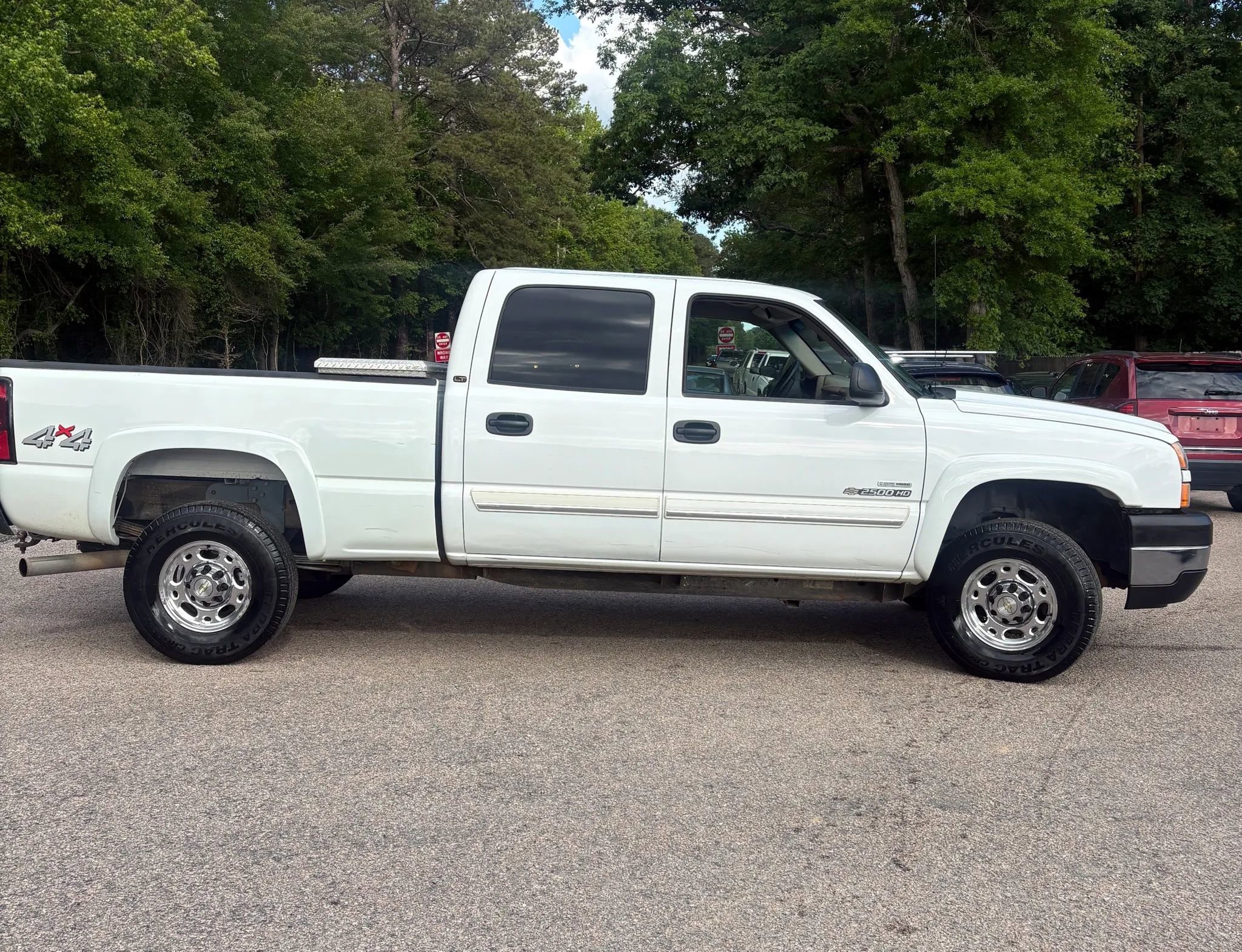 Used 2006 Chevrolet Silverado 2500 LT w/ Heavy-Duty Power Package AWD/4WD image 8