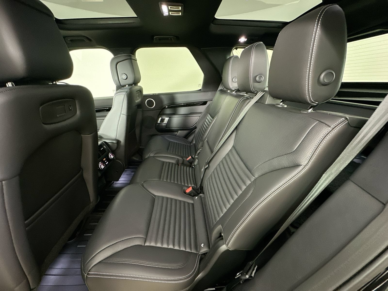 New 2026 Land Rover Discovery S AWD/4WD image 37