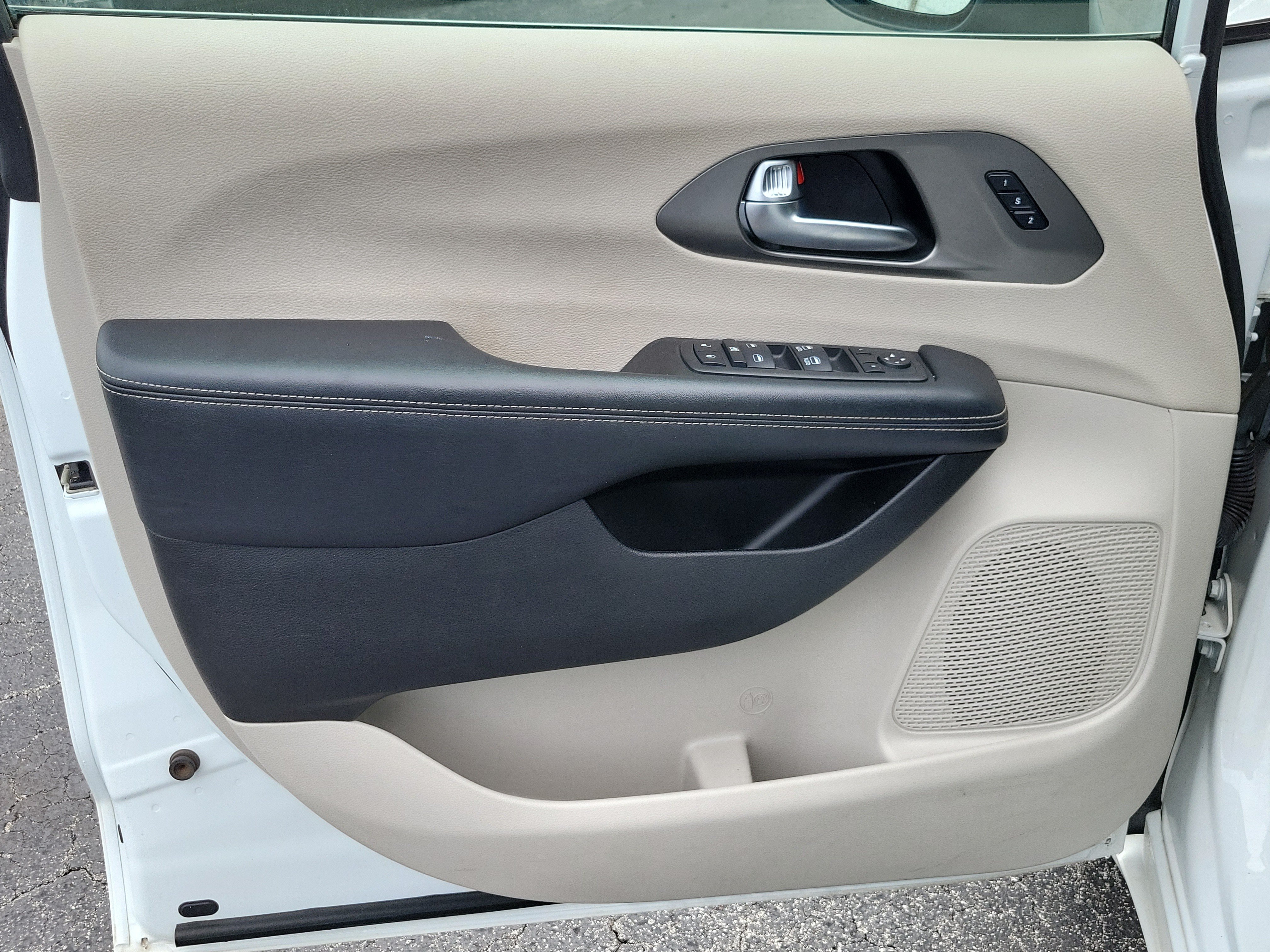 Used 2023 Chrysler Pacifica Touring-L FWD image 27
