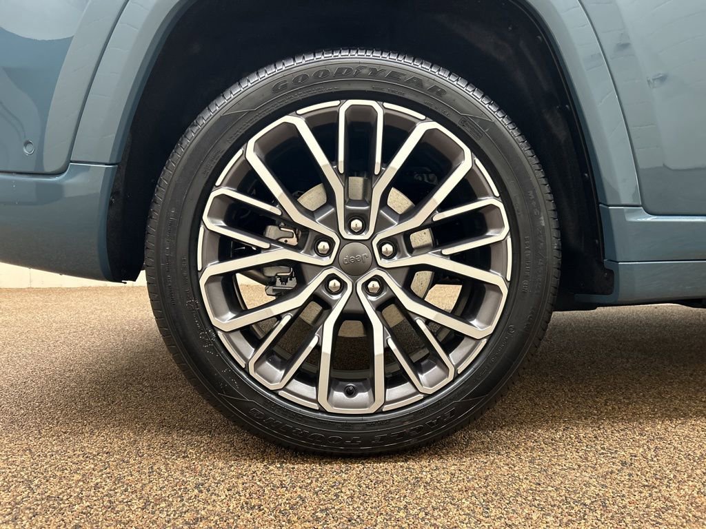 New 2026 Jeep Grand Cherokee Summit w/ Adv Protech Group IV image 29