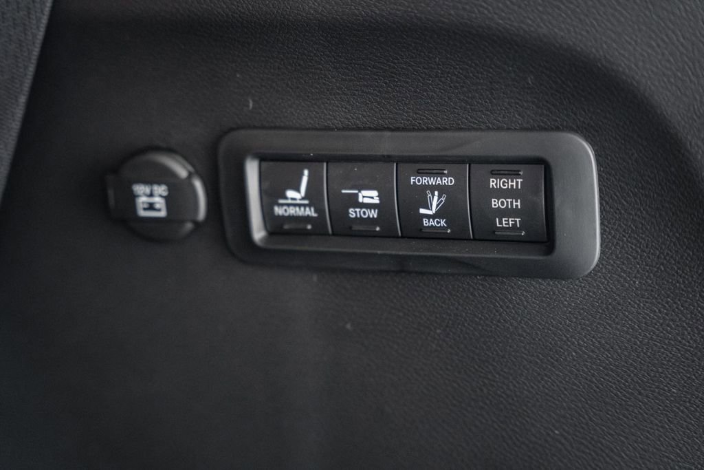 New 2026 Chrysler Pacifica Pinnacle image 9
