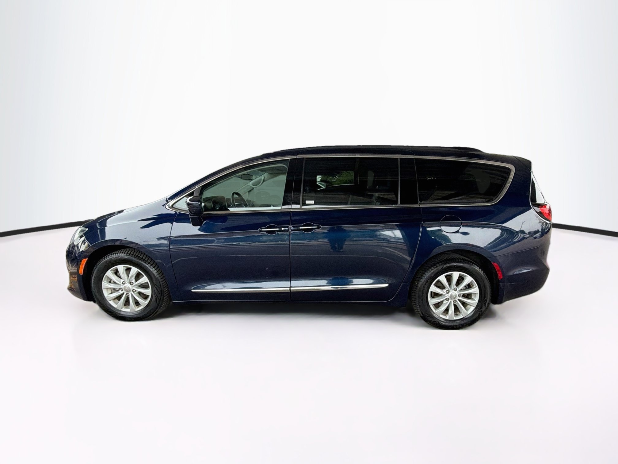 Used 2017 Chrysler Pacifica Touring-L FWD image 4