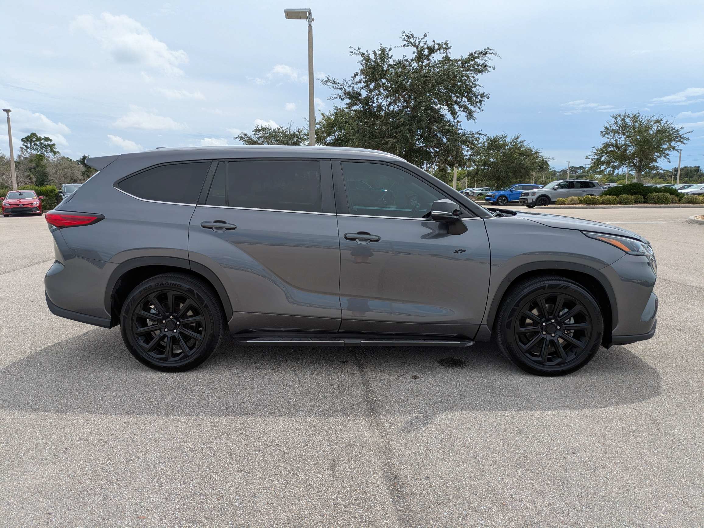 Used 2023 Toyota Highlander XLE FWD image 3