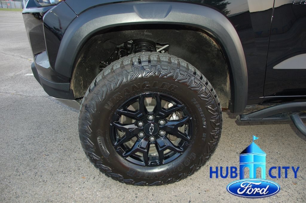Used 2025 Chevrolet Colorado ZR2 w/ Midnight Edition AWD/4WD image 9