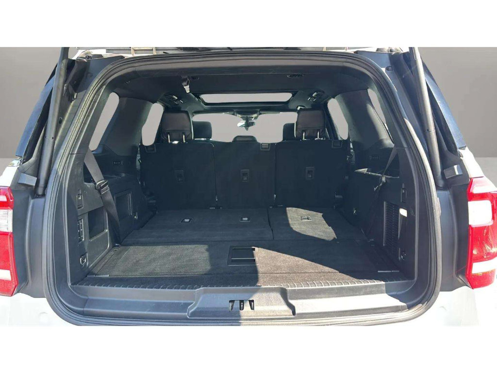 Used 2019 Ford Expedition XLT w/ Equipment Group 202A AWD/4WD image 10