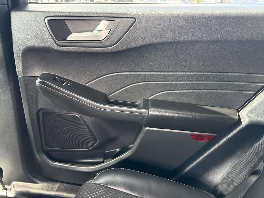 Used 2025 Ford Escape SE image 11