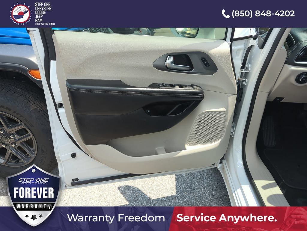 Used 2022 Chrysler Pacifica Touring-L FWD image 17