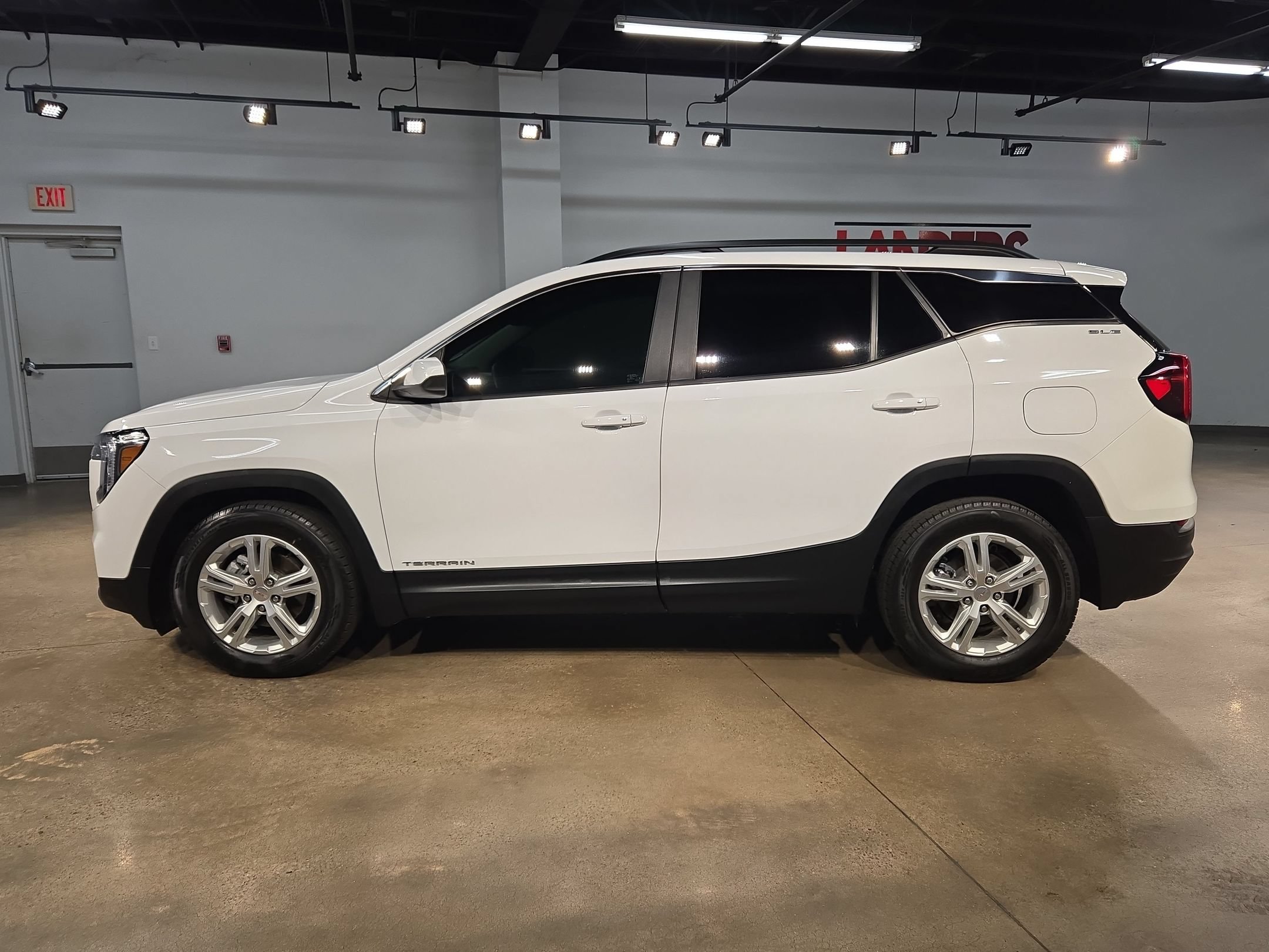 Used 2022 GMC Terrain SLE w/ Driver Convenience Package FWD image 4