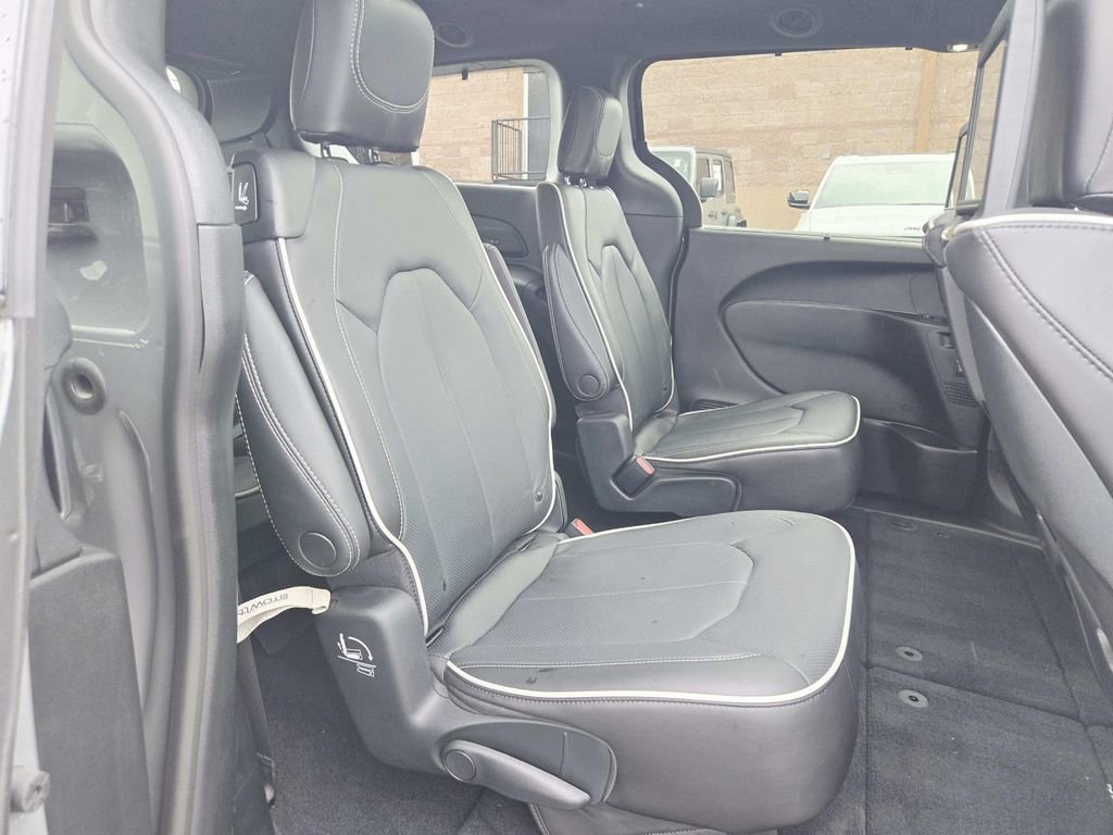 Used 2023 Chrysler Pacifica Limited w/ Uconnect Theater Family Group image 17