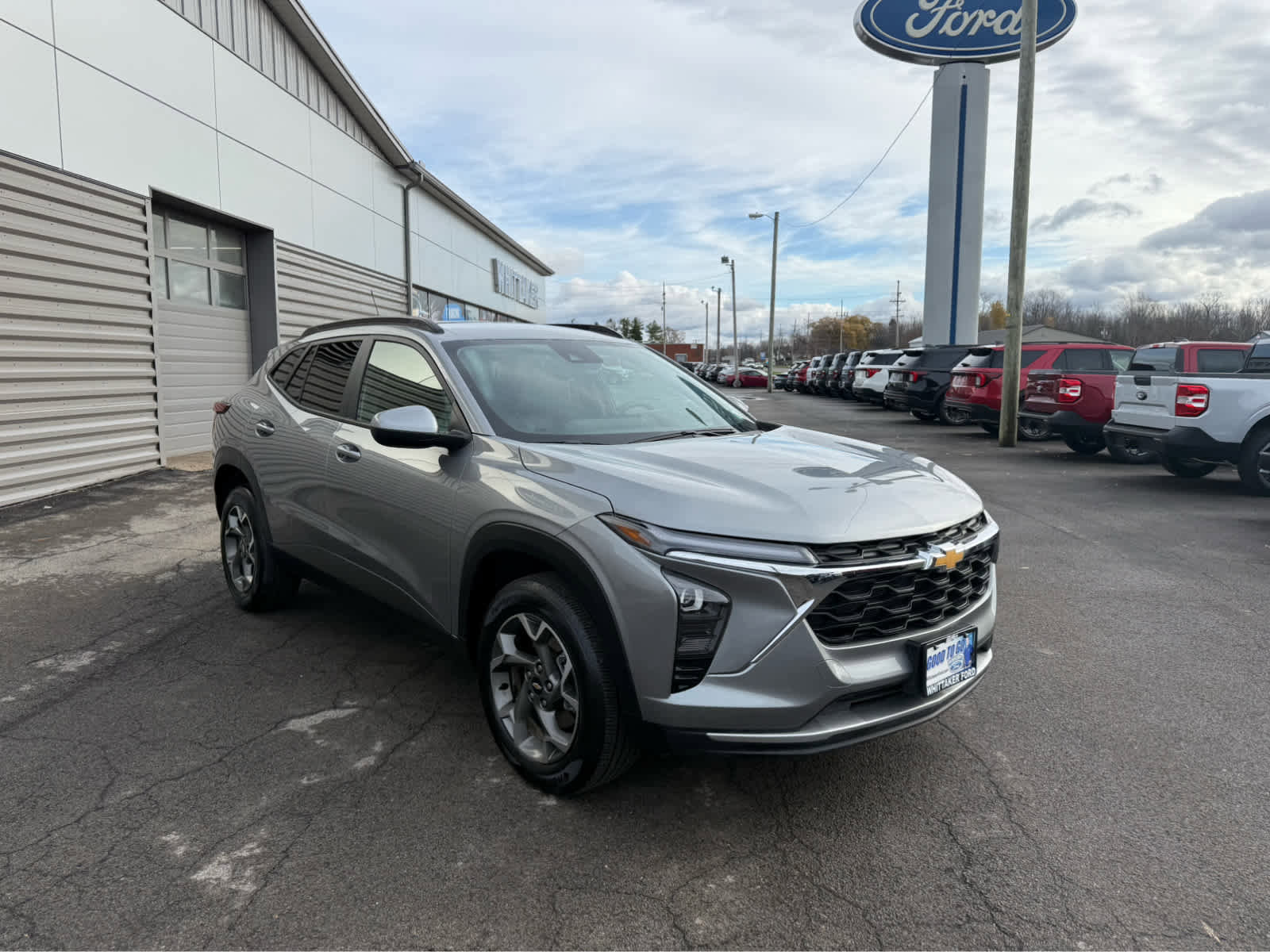Used 2025 Chevrolet Trax LT image 2