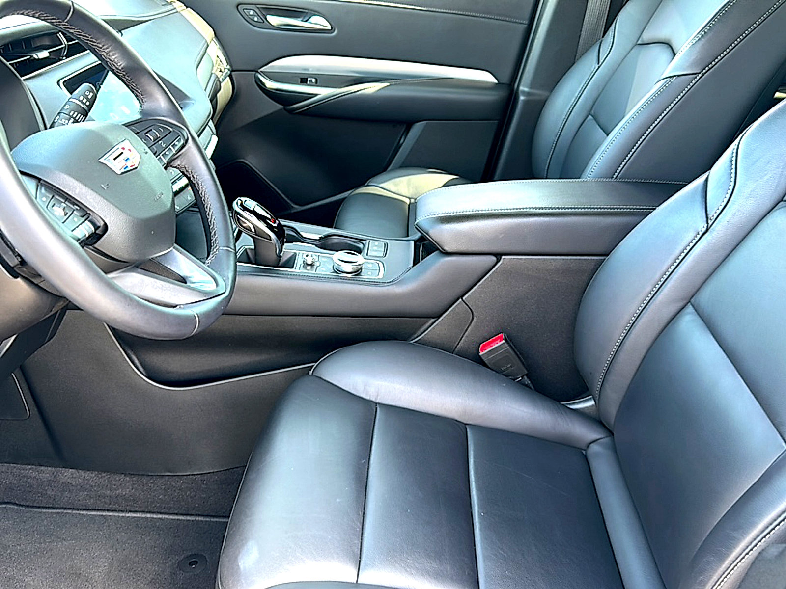 Used 2022 Cadillac XT4 Premium Luxury w/ Enhanced Visibility Package FWD image 13