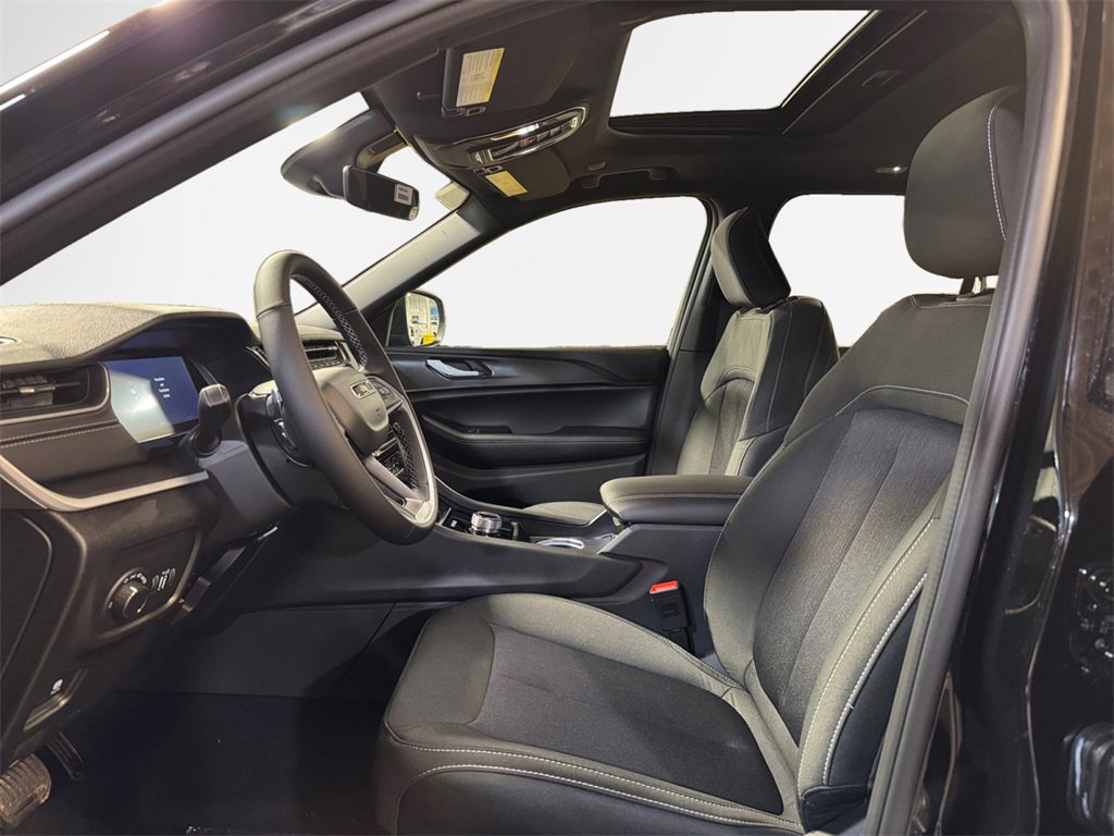 New 2025 Jeep Grand Cherokee Laredo X w/ Luxury Tech Group I image 12