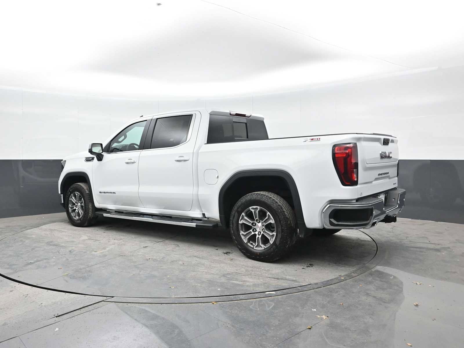 New 2026 GMC Sierra 1500 SLE image 2