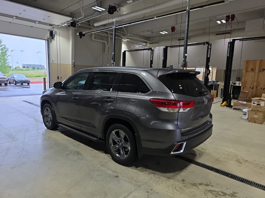 Used 2017 Toyota Highlander Limited Platinum AWD/4WD image 6