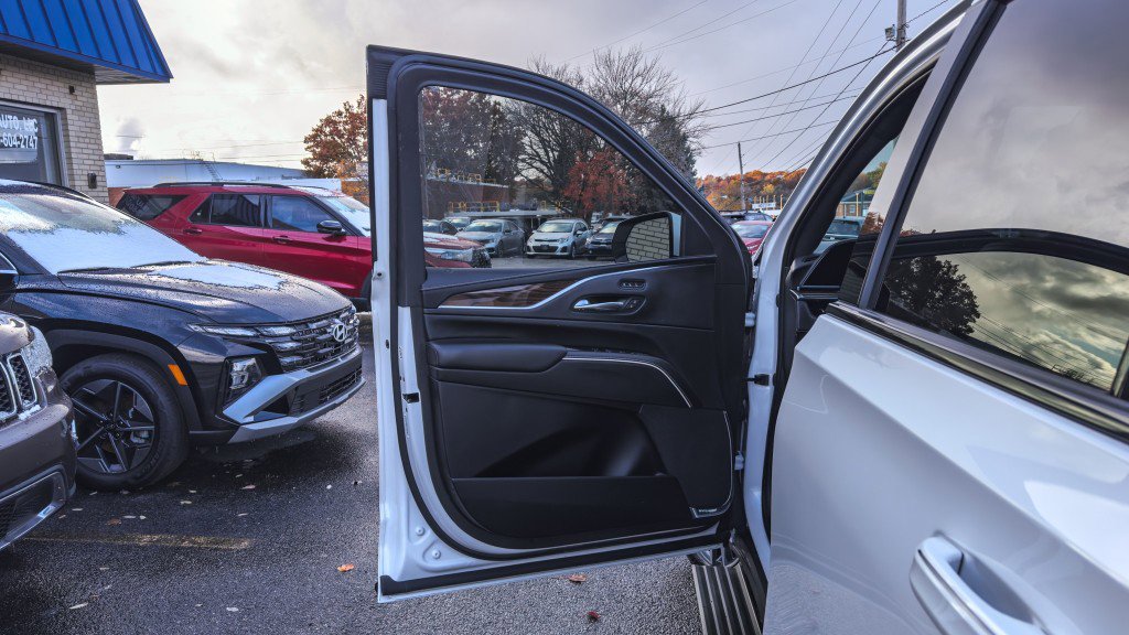 Used 2022 Cadillac Escalade ESV Sport Platinum w/ Heavy-Duty Trailer Package image 17