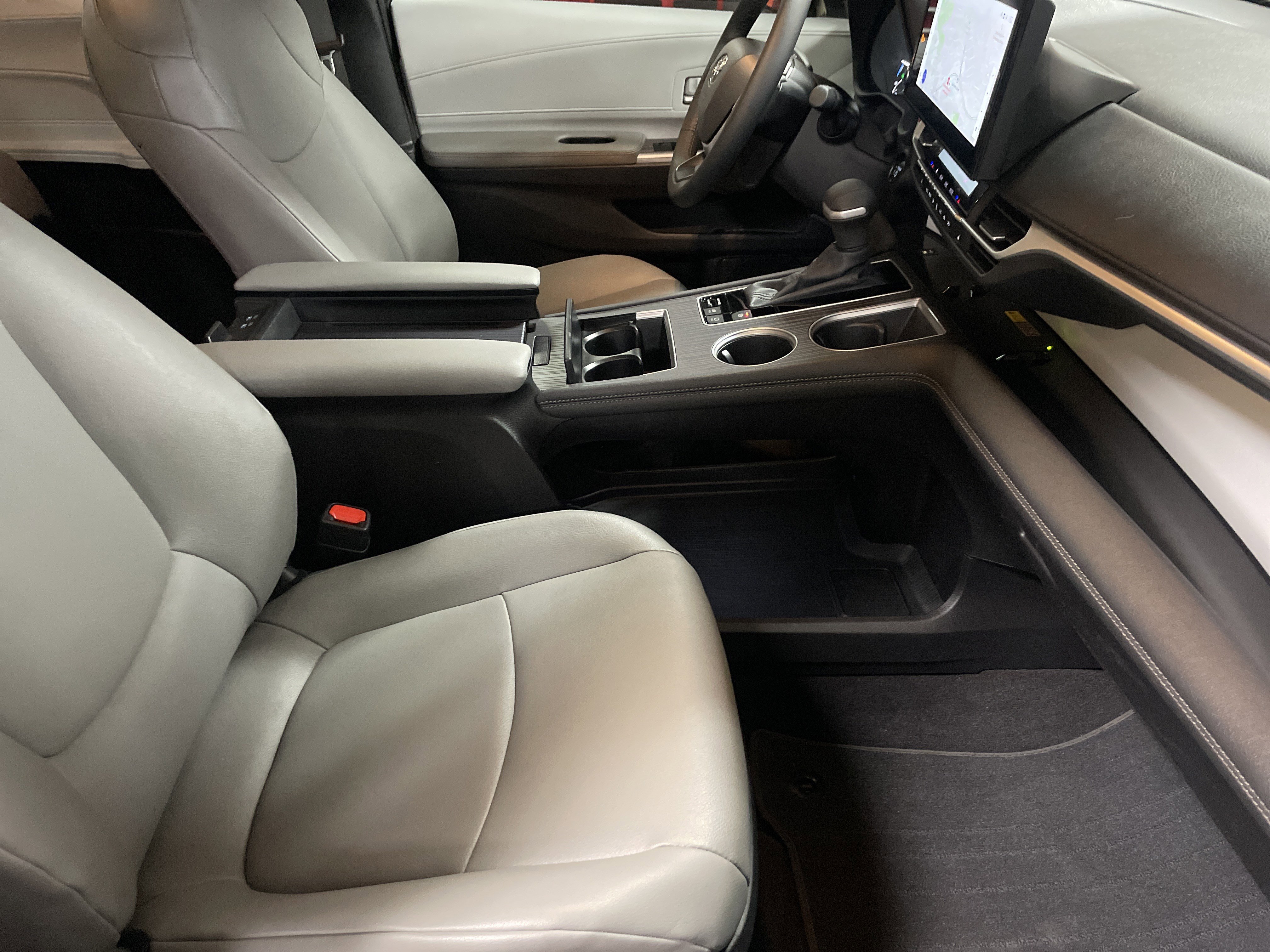 Certified 2025 Toyota Sienna XLE image 35