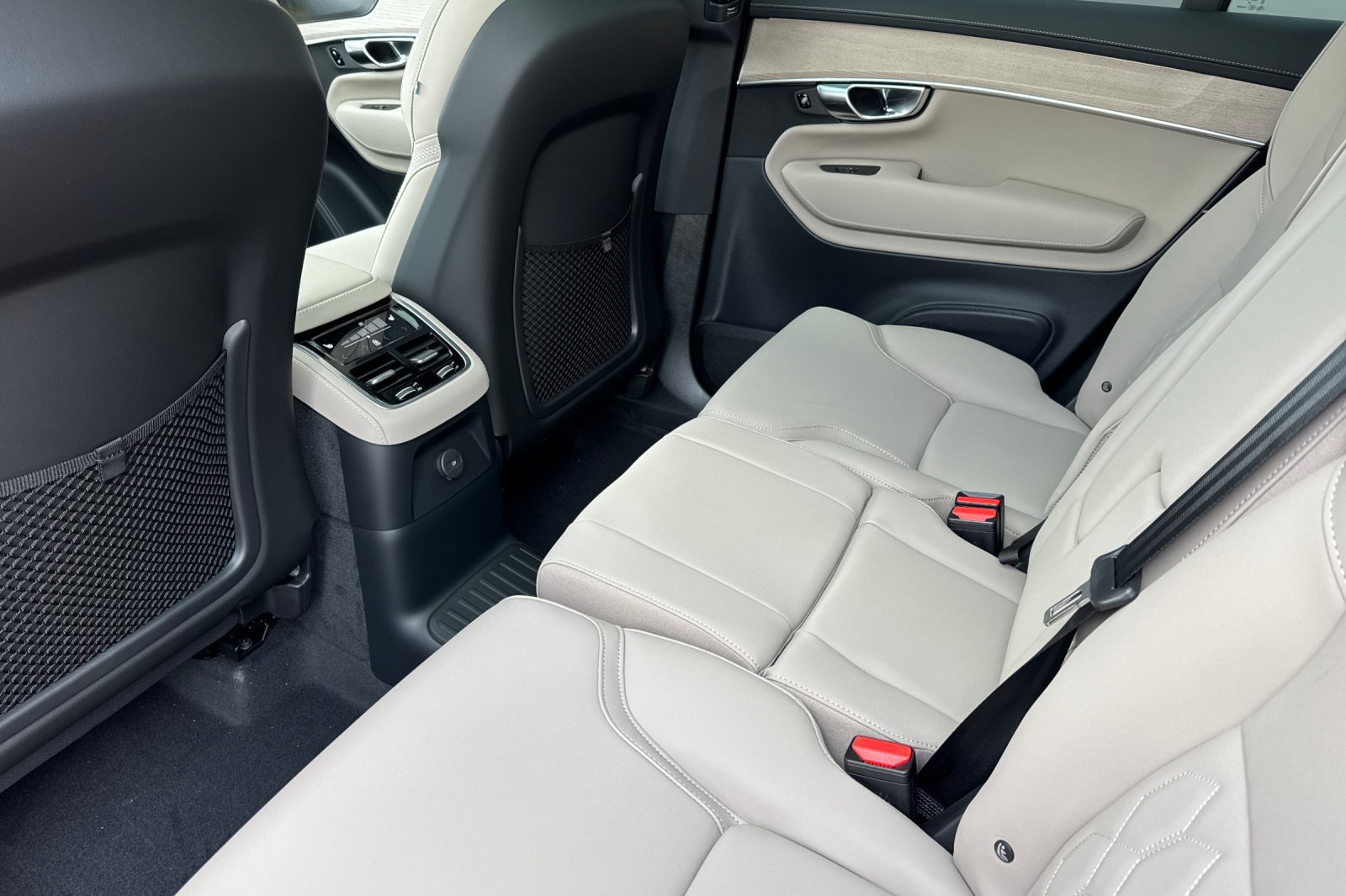 New 2026 Volvo XC90 T8 Plus w/ Protection Package AWD/4WD image 12