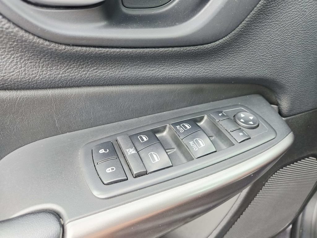 Used 2019 Jeep Cherokee Latitude Plus w/ Comfort/Convenience Group AWD/4WD image 35
