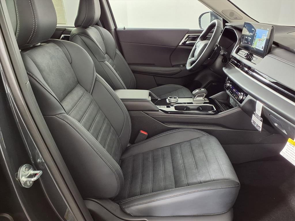 New 2025 Mitsubishi Outlander SE image 9