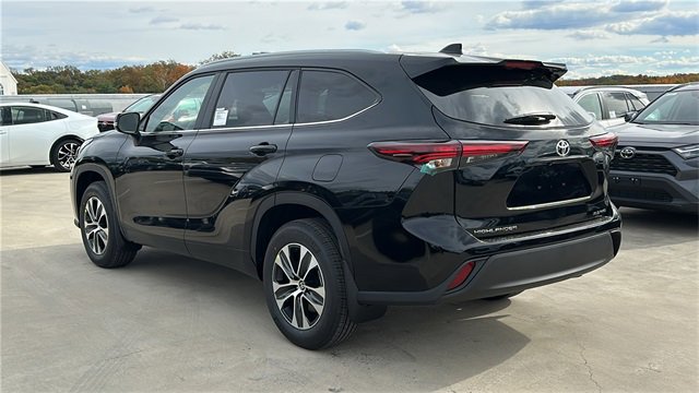 New 2026 Toyota Highlander XLE image 3