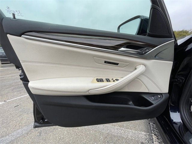 Used 2022 BMW 530e w/ M Sport Package image 8