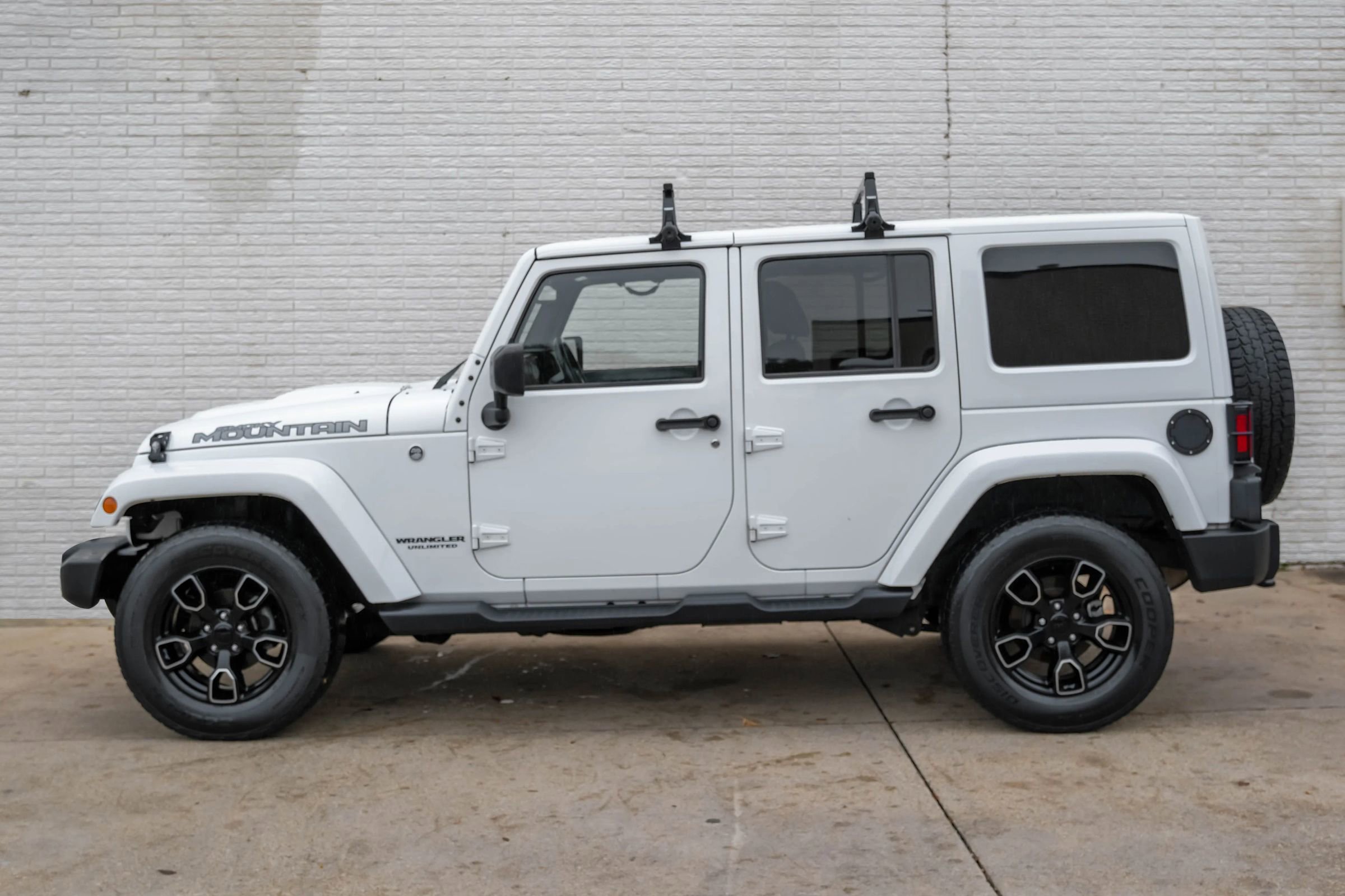 Used 2017 Jeep Wrangler Unlimited Sahara AWD/4WD image 8