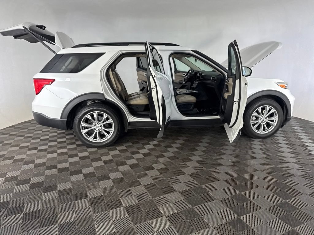 Used 2020 Ford Explorer XLT w/ Equipment Group 202A AWD/4WD image 14