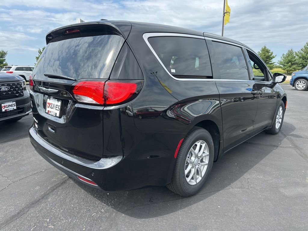 New 2026 Chrysler Voyager LX image 4