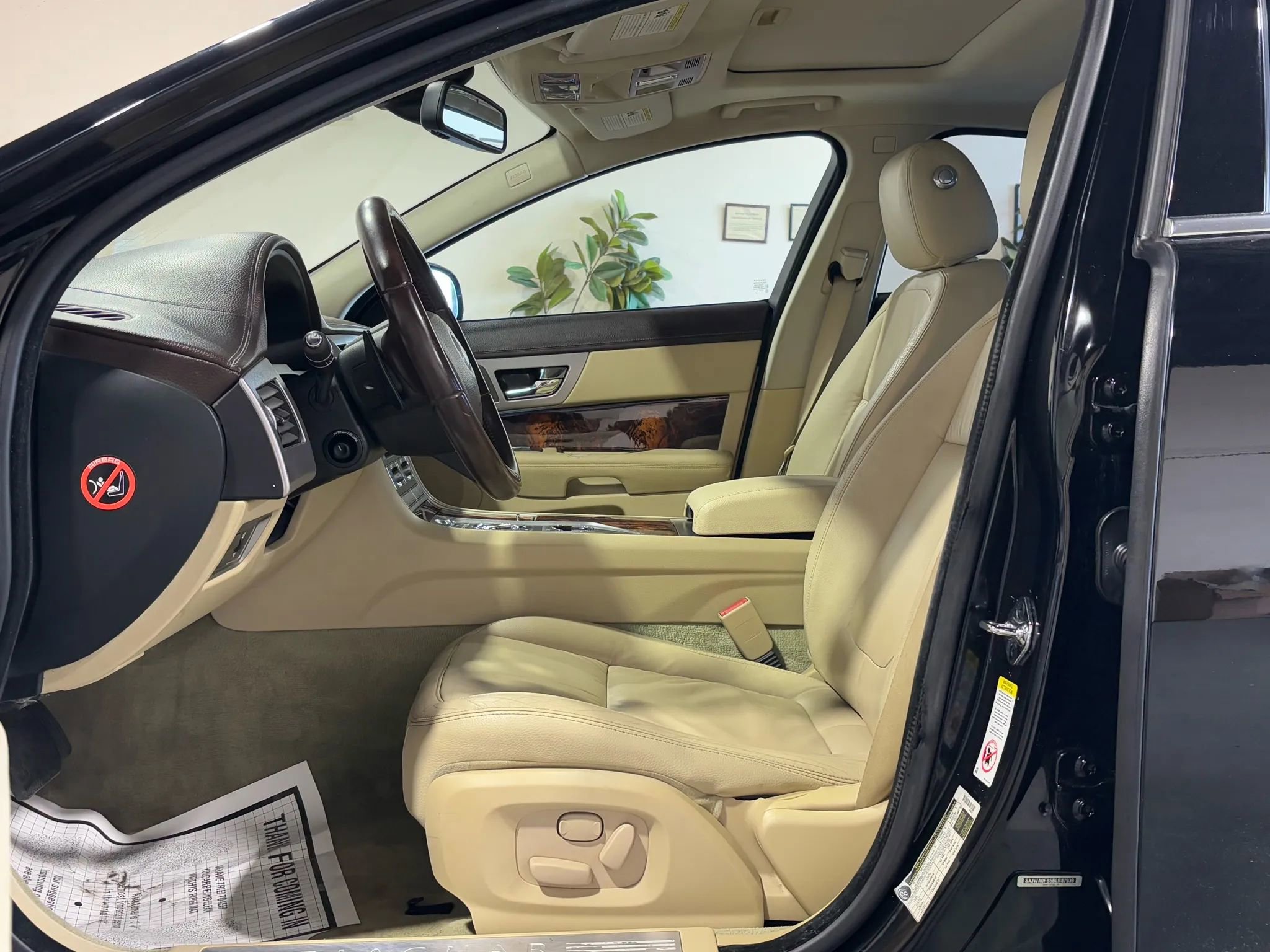 Used 2011 Jaguar XF RWD image 9