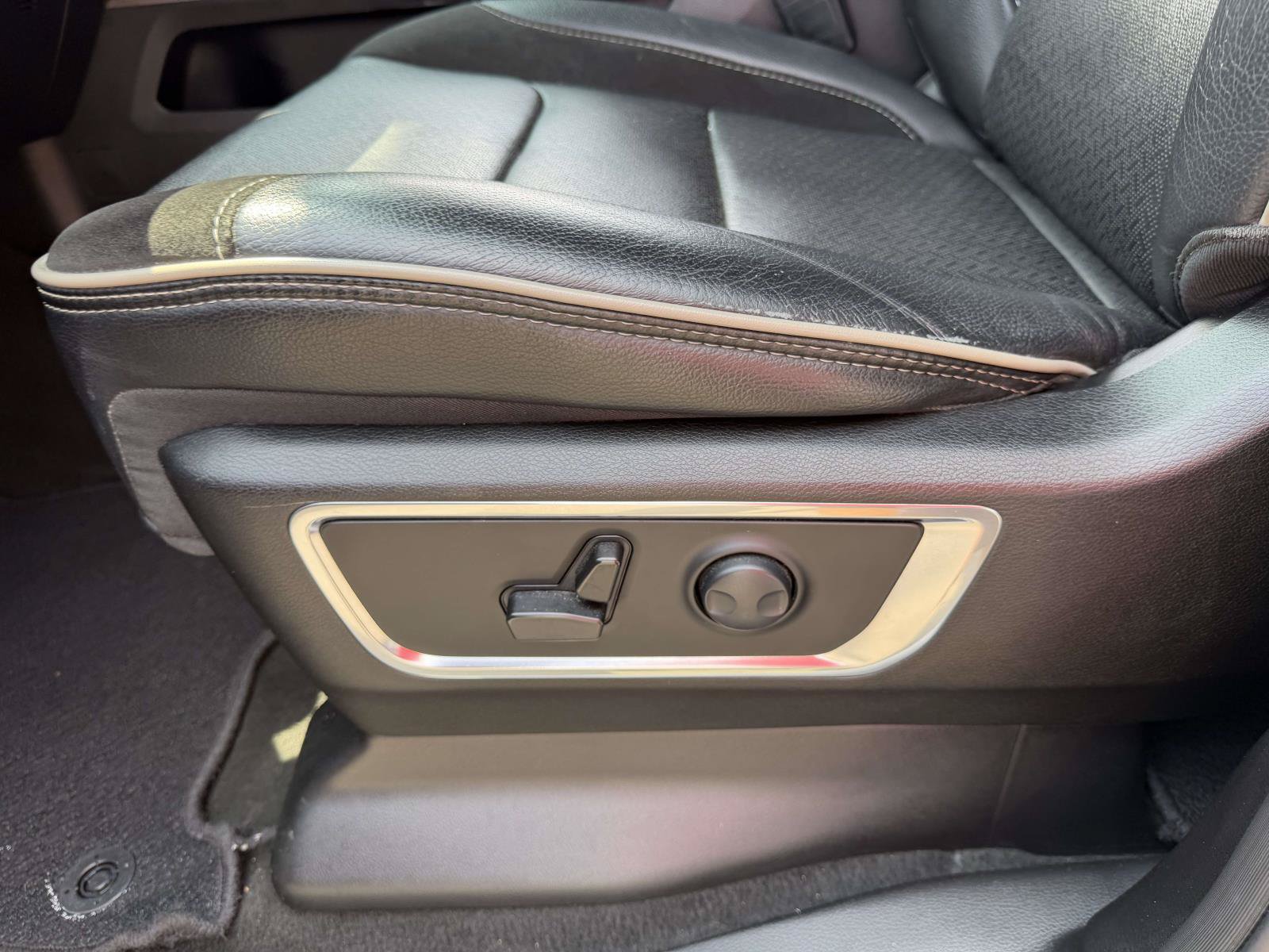 Used 2024 RAM 1500 Laramie AWD/4WD image 16