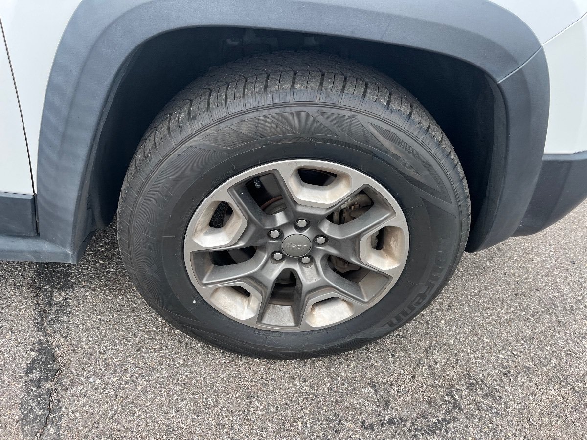 Used 2019 Jeep Cherokee Trailhawk w/ Comfort/Convenience Group AWD/4WD image 19