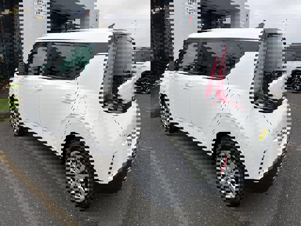 Used 2023 Kia Soul LX image 3