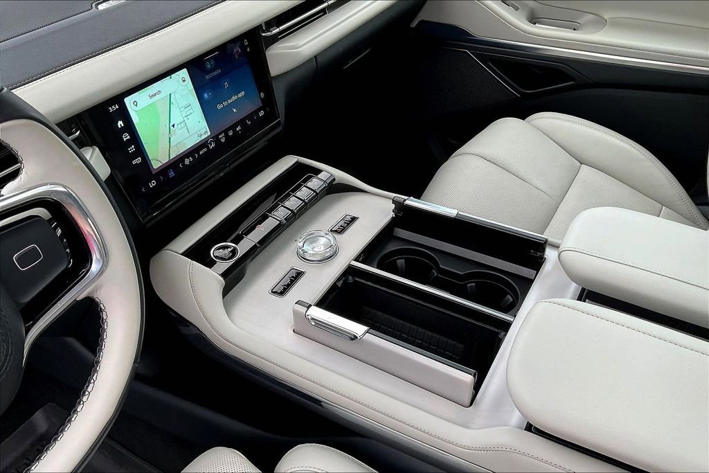 Used 2025 Lincoln Navigator Reserve image 14