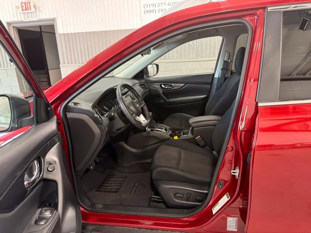 Used 2018 Nissan Rogue SV AWD/4WD image 18