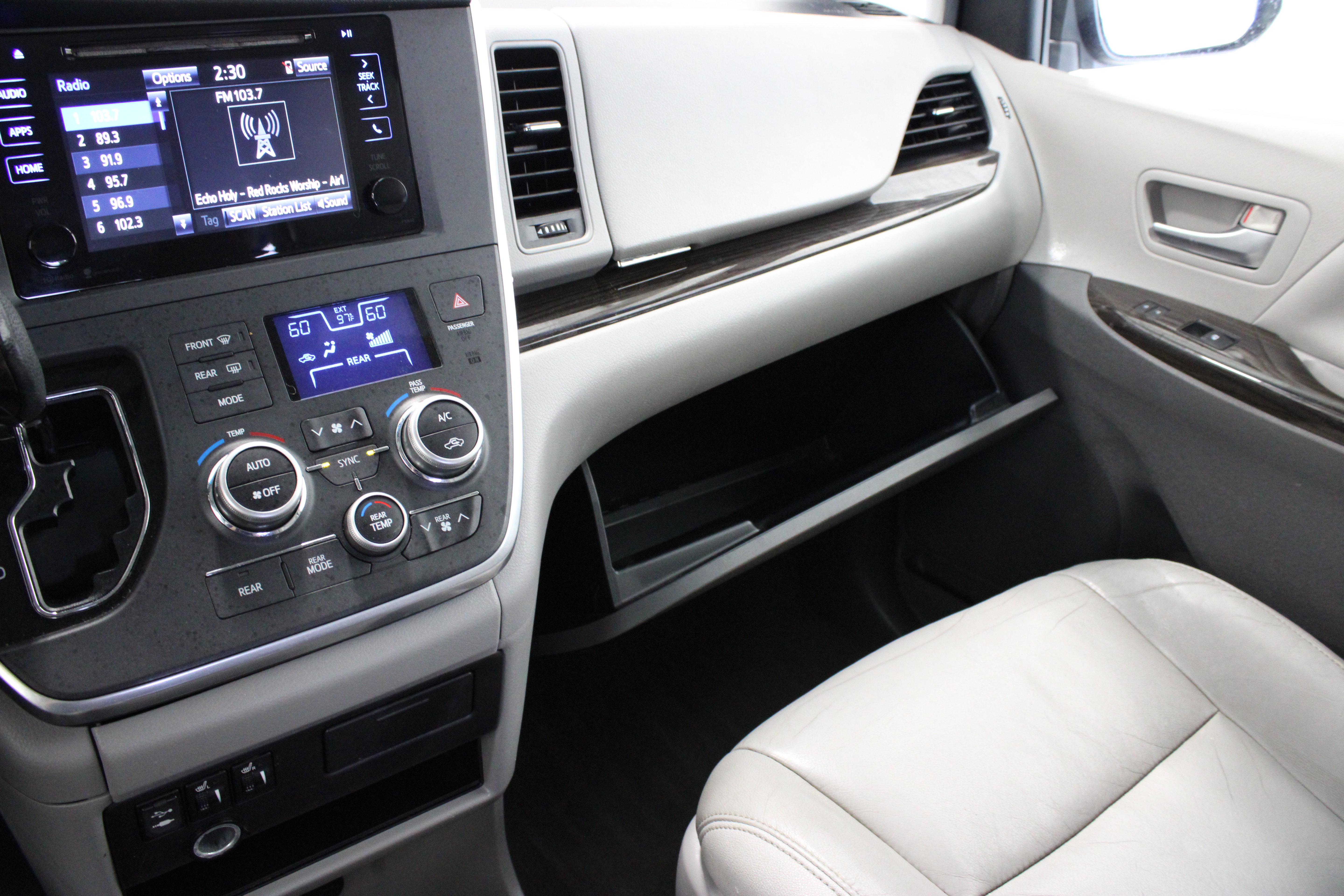Used 2015 Toyota Sienna XLE AWD/4WD image 24