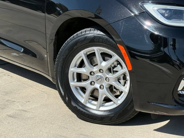 Used 2024 Chrysler Pacifica Touring-L FWD image 6