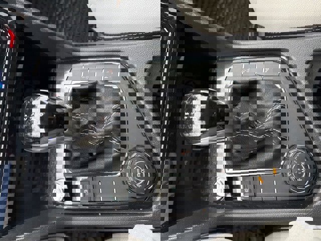 Certified 2025 Volkswagen Taos SE w/ Panoramic Sunroof Package image 24