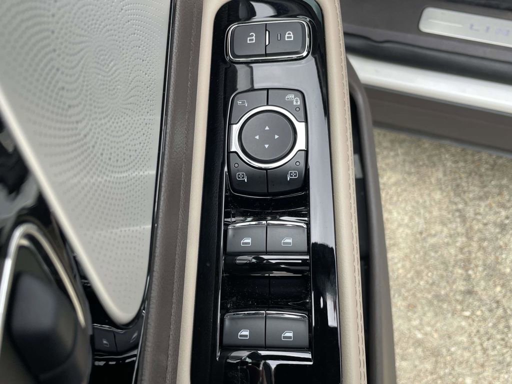 Certified 2023 Lincoln Aviator Reserve w/ Equipment Group 201A image 16