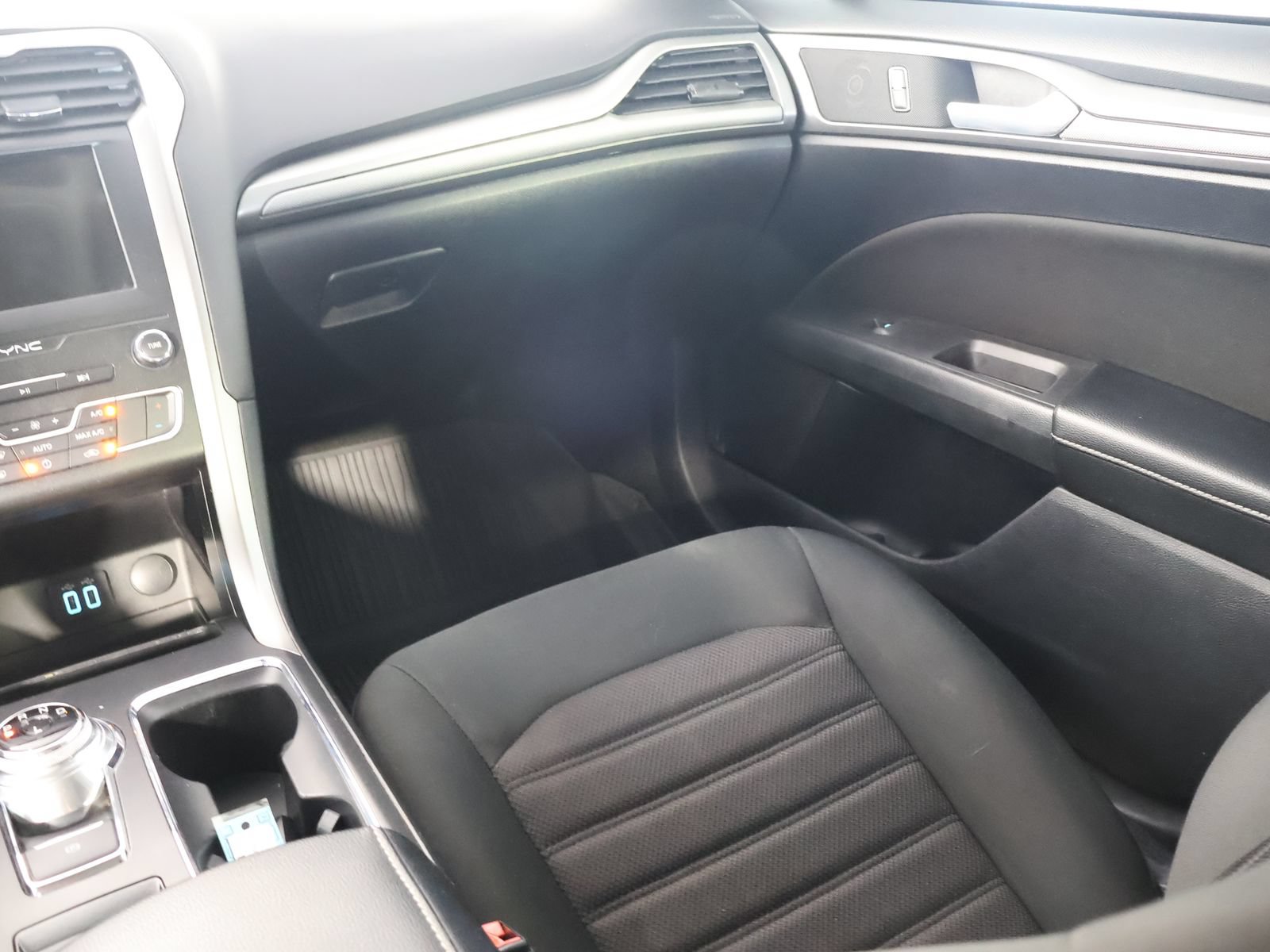 Used 2020 Ford Fusion SE FWD image 27