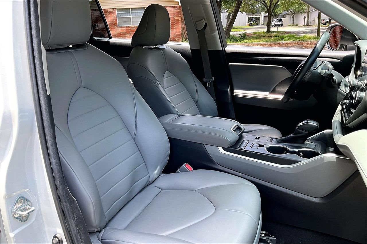 Used 2020 Toyota Highlander XLE FWD image 30