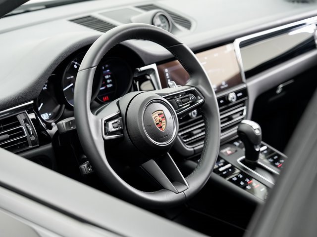 Certified 2025 Porsche Macan image 9