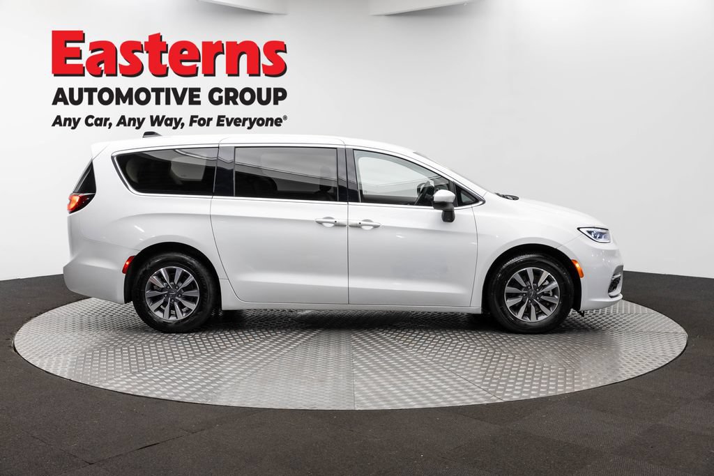 Used 2023 Chrysler Pacifica Touring-L FWD image 4